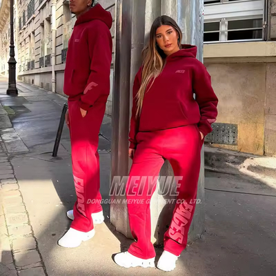 Ensemble de survêtement en coton avec broderie de logo et impression en relief sur le sweat à capuche, pantalon de survêtement ample et empilé