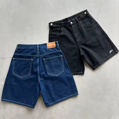 Bom preço. Shorts Jeans Denim com 5 bolsos, corte folgado personalizado, logotipo bordado, pesponto branco contrastante, produtos de verão, azuis, Jorts on-line