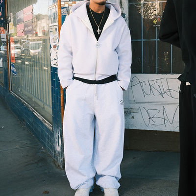 Un bon prix. Ensemble de survêtement streetwear épais 420 grammes avec capuche et pantalon de survêtement longs et poches latérales en ligne