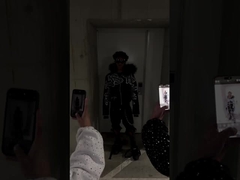 Une chemise à capuche en cuir.