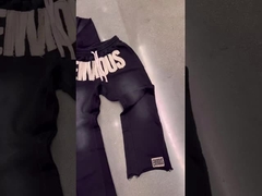 Un ensemble de chemises à capuche et de pantalons de sport