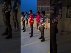 T-shirt à capuche à fermeture à glissière.