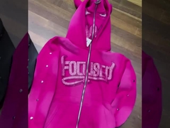 Une chemise à capuche en strass.