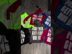 T-shirt à capuche brodé sur mesure
