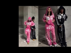 Un ensemble de sweat à capuche en strass.